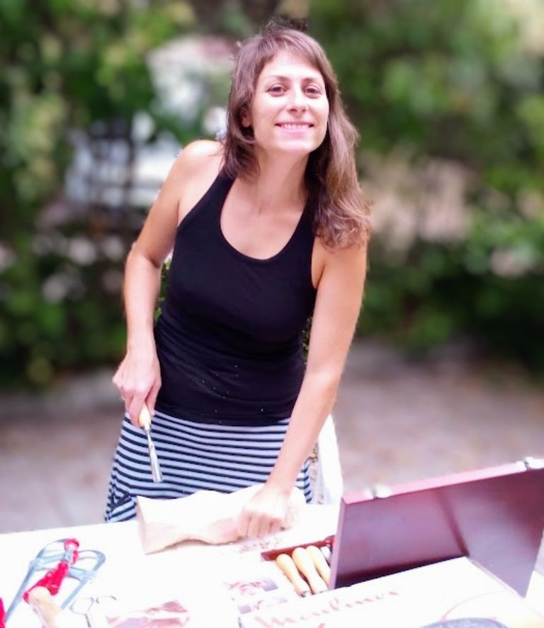 Mujer sonriendo y esculpiendo