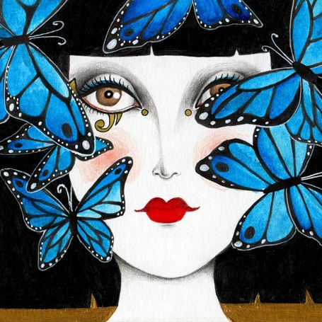 Ilustración de una mujer con estilo de cleopatra rodeada de mariposas azules