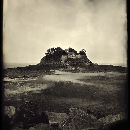 Foto de colodión en blanco y negro de la costa del mar en Bretaña en Francia