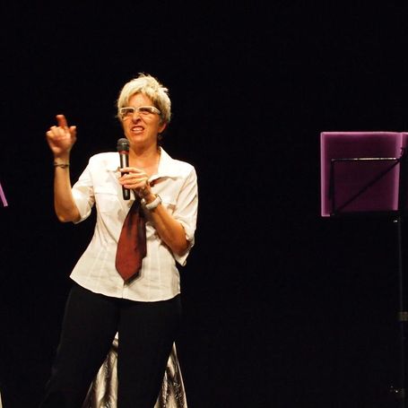 Mujer actuando y recitando poesía