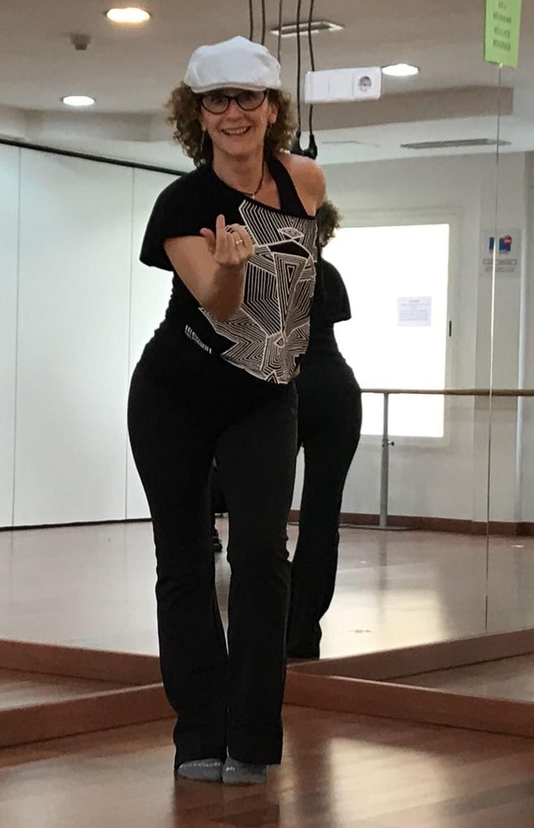 Mujer poeta posando y escribiendo