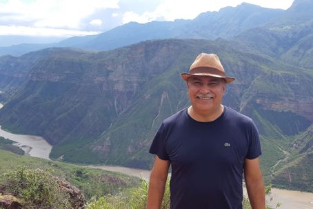 Músico colombiano posando delante de unas montañas