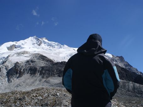 espía español de espaldas mirando a una montaña nevada