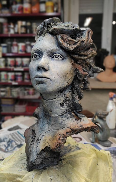 Escultura de una mujer con una mirada firme y luchadora