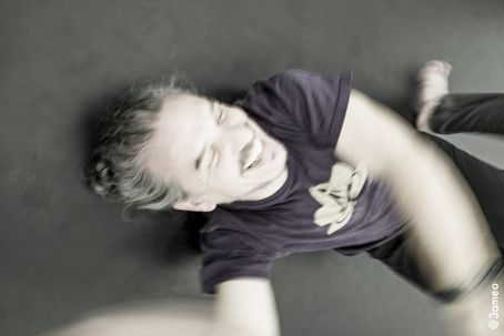 bailarín en el suelo sonriendo