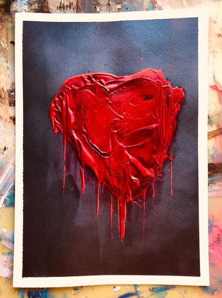 Pintura de corazón rojo con textura de fondo negro