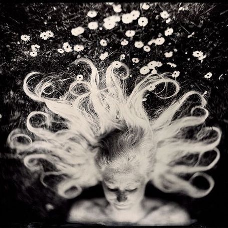 Fotografía de colodión en blanco y negro de una mujer tumbada con pelo largo